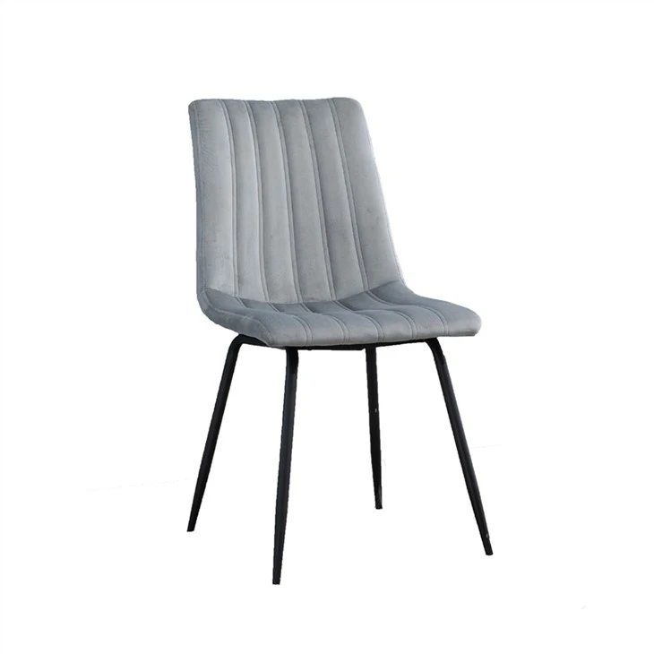 Une chaise de salle à manger confortable avec des pieds en métal