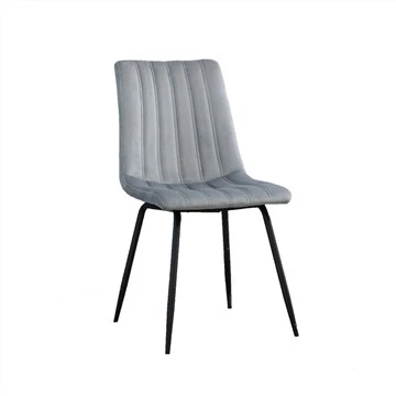 Une chaise de salle à manger confortable avec des pieds en métal