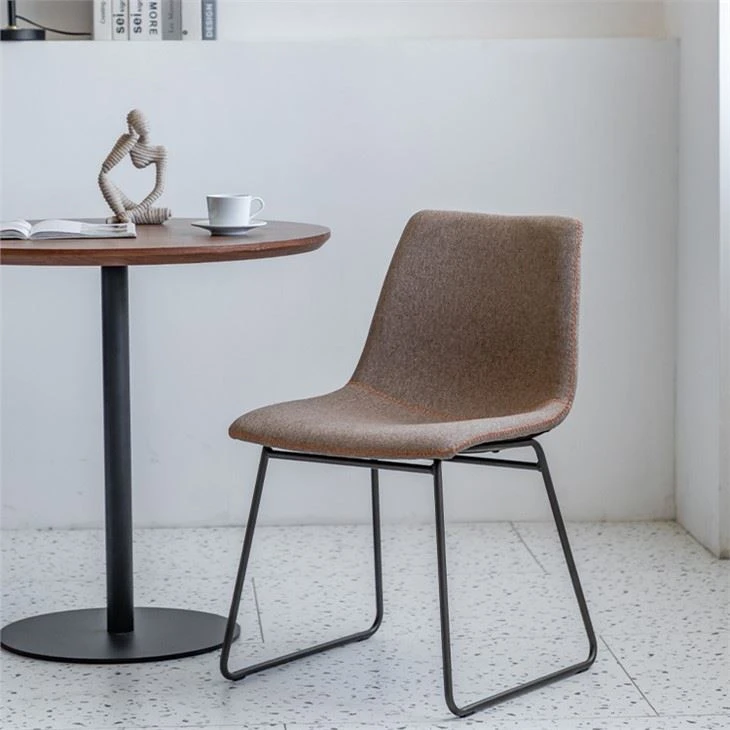 Chaise de salle à manger moderne du milieu du -siècle avec base en métal noir